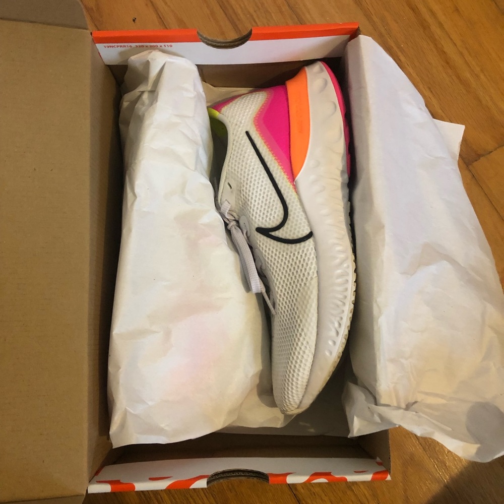 *Sold* Nike Women’s Renew Run - Picture 2 of 5